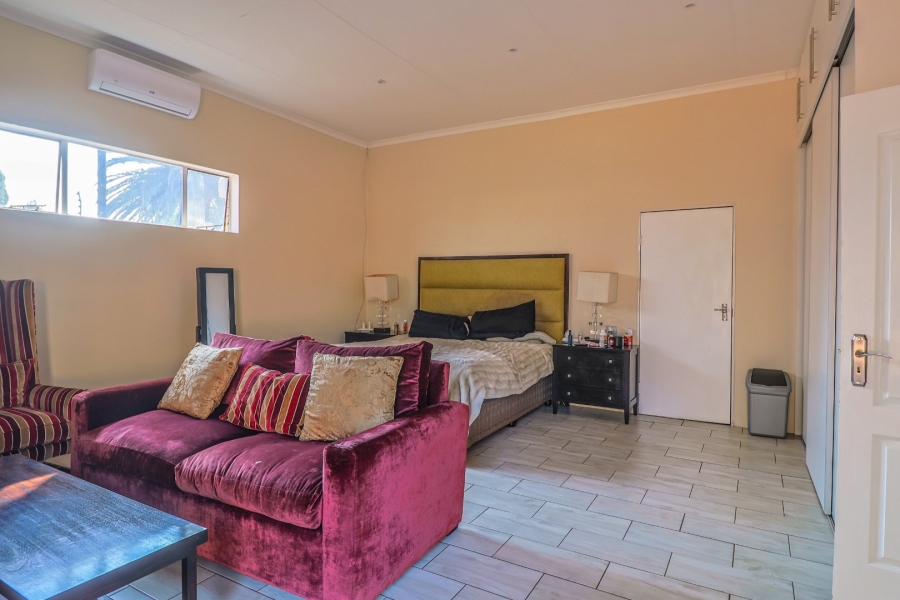 6 Bedroom Property for Sale in Zwartkop Gauteng