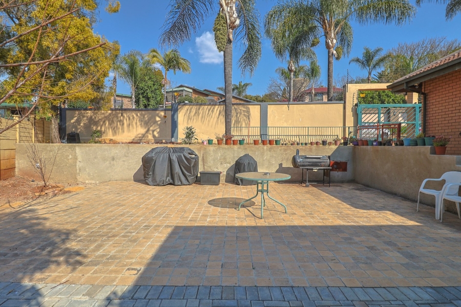 6 Bedroom Property for Sale in Zwartkop Gauteng