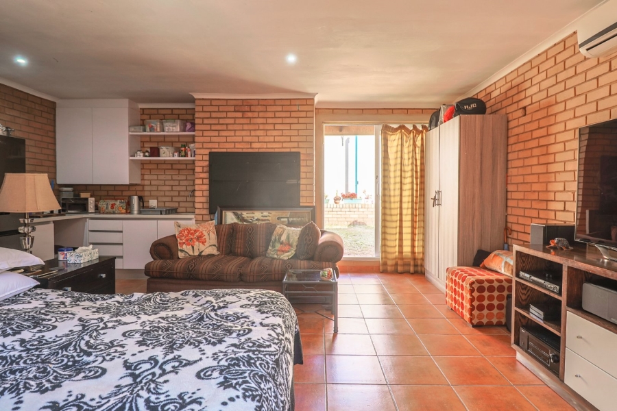 6 Bedroom Property for Sale in Zwartkop Gauteng