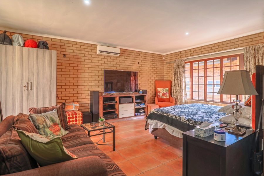 6 Bedroom Property for Sale in Zwartkop Gauteng