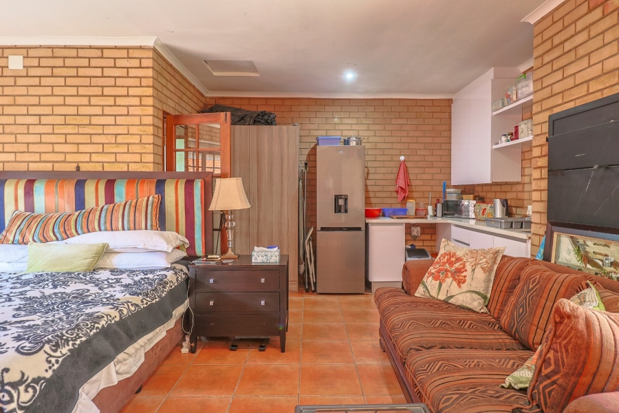 6 Bedroom Property for Sale in Zwartkop Gauteng