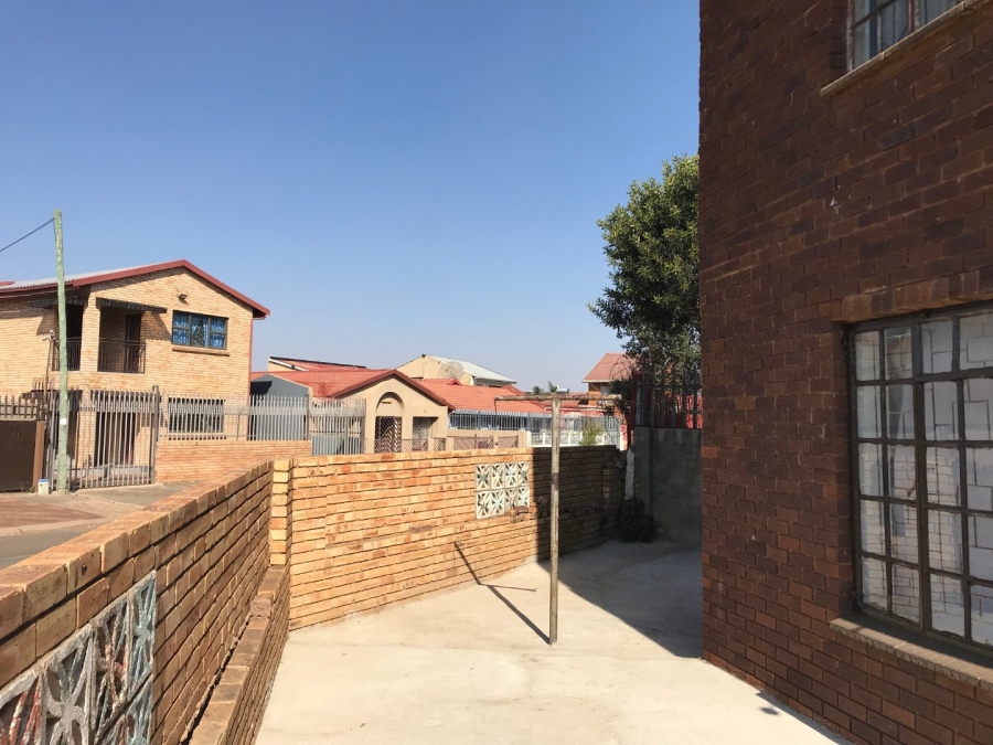5 Bedroom Property for Sale in Lenasia Ext 2 Gauteng