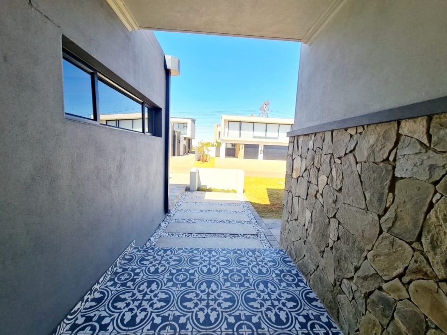 5 Bedroom Property for Sale in Midstream Heights Gauteng