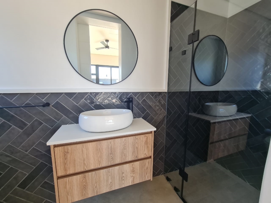 5 Bedroom Property for Sale in Midstream Heights Gauteng