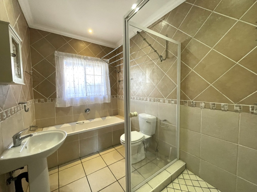 To Let 3 Bedroom Property for Rent in Thatchview Gauteng