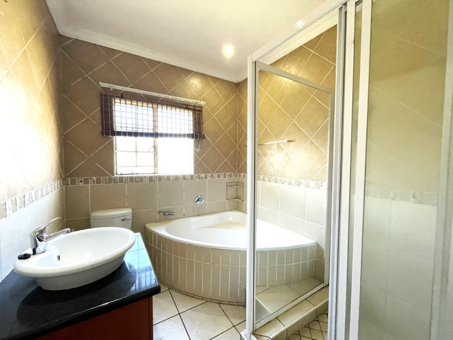 To Let 3 Bedroom Property for Rent in Thatchview Gauteng