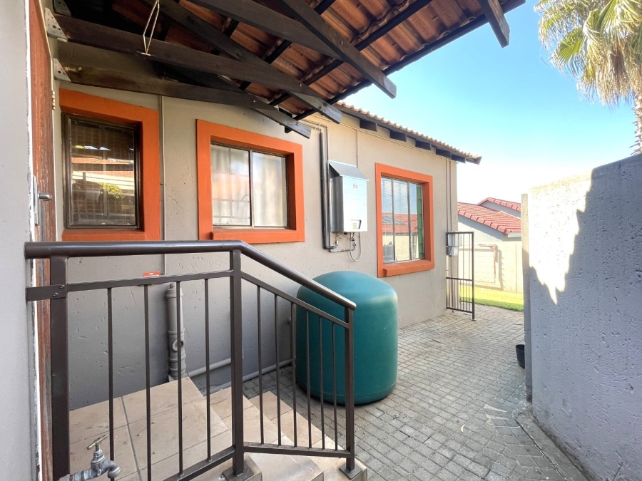 To Let 3 Bedroom Property for Rent in Thatchview Gauteng