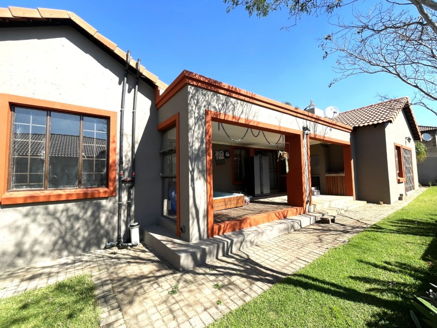 To Let 3 Bedroom Property for Rent in Thatchview Gauteng