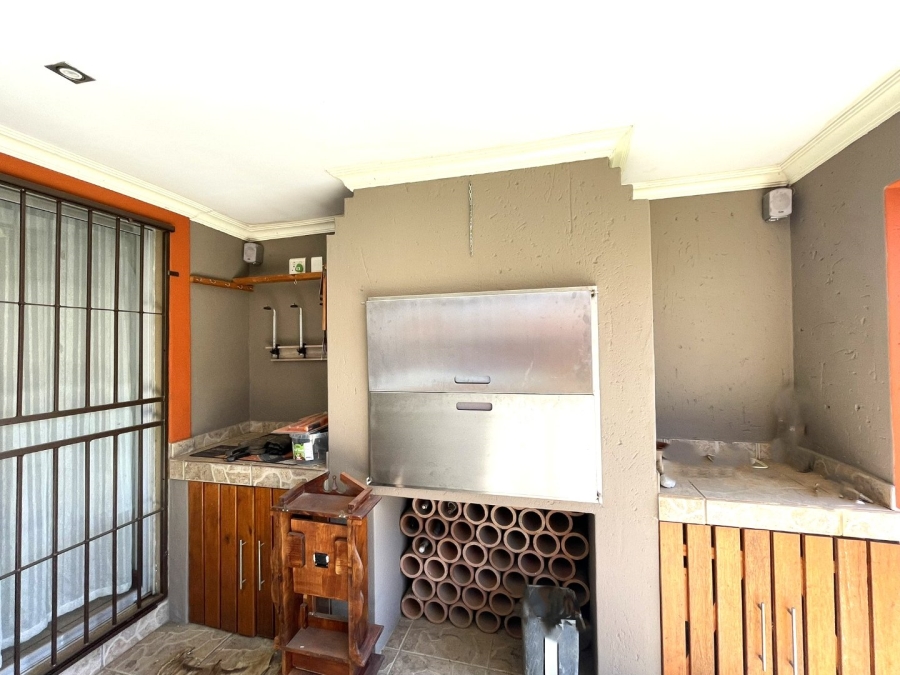 To Let 3 Bedroom Property for Rent in Thatchview Gauteng