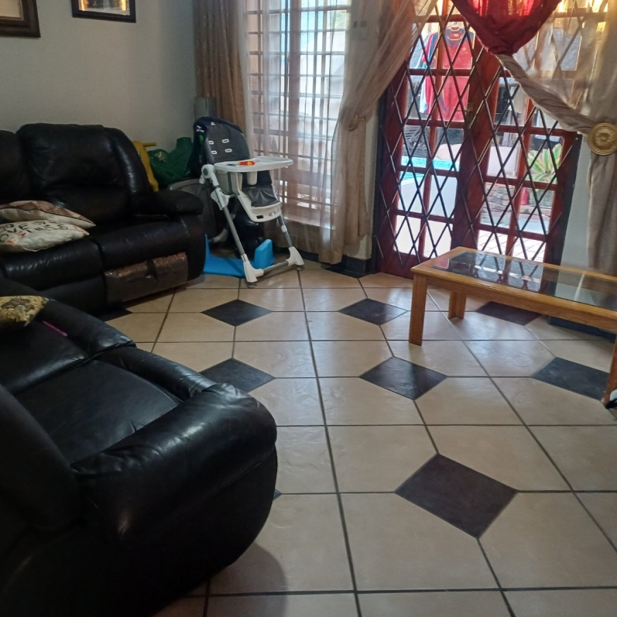 2 Bedroom Property for Sale in Die Hoewes Gauteng