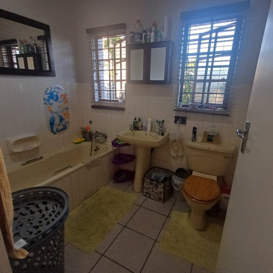 2 Bedroom Property for Sale in Die Hoewes Gauteng