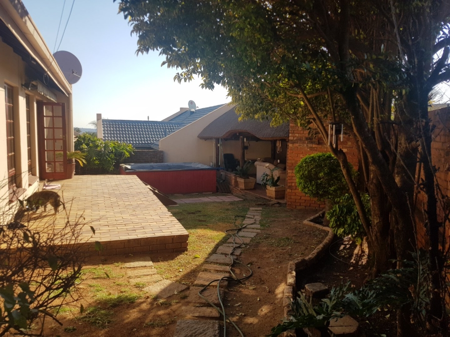 2 Bedroom Property for Sale in Die Hoewes Gauteng