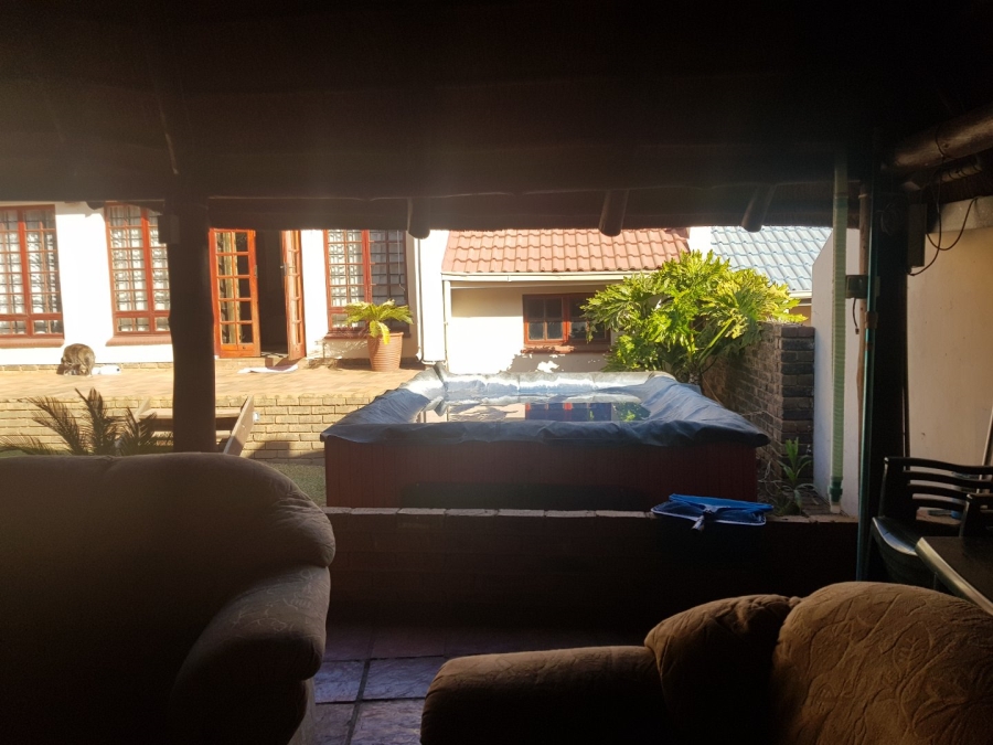 2 Bedroom Property for Sale in Die Hoewes Gauteng