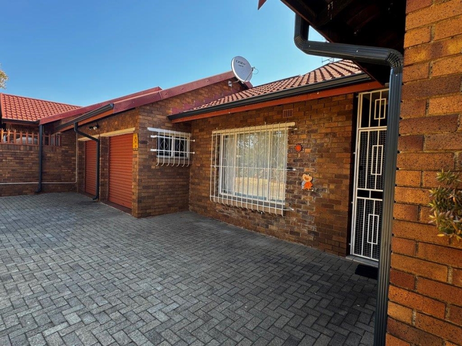 3 Bedroom Property for Sale in Birchleigh North Gauteng