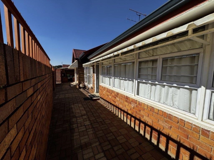 3 Bedroom Property for Sale in Birchleigh North Gauteng