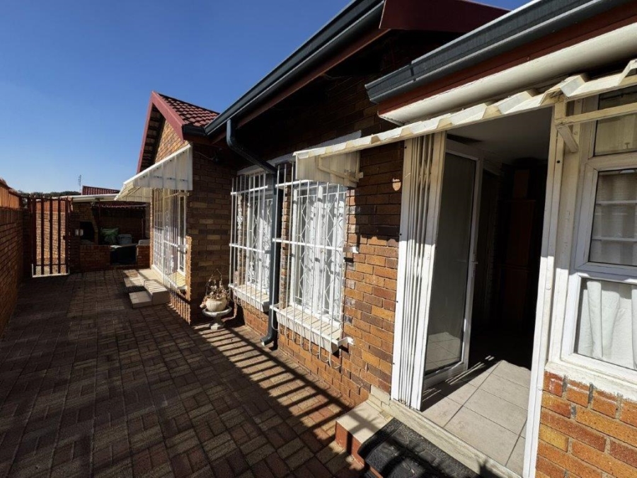 3 Bedroom Property for Sale in Birchleigh North Gauteng