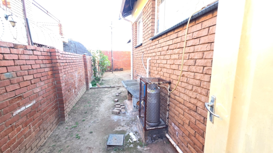 4 Bedroom Property for Sale in Laudium Gauteng