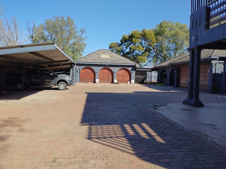 12 Bedroom Property for Sale in Petersfield Gauteng
