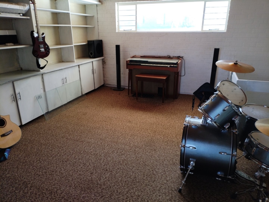 12 Bedroom Property for Sale in Petersfield Gauteng