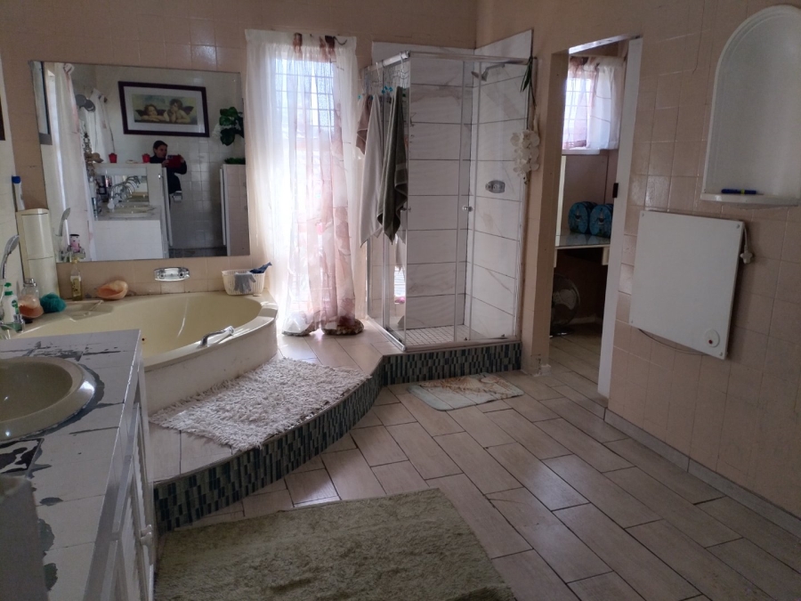 12 Bedroom Property for Sale in Petersfield Gauteng