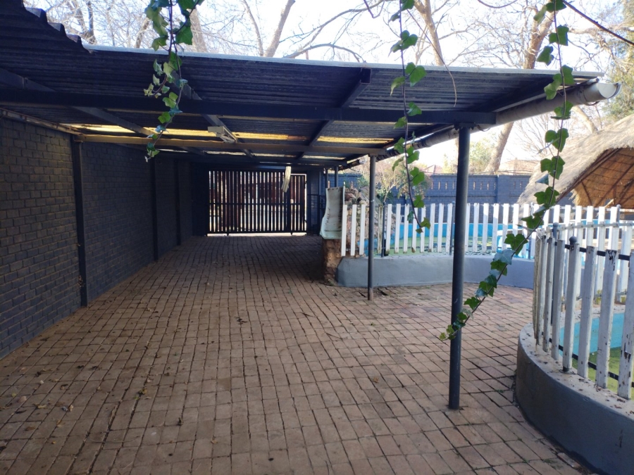 12 Bedroom Property for Sale in Petersfield Gauteng