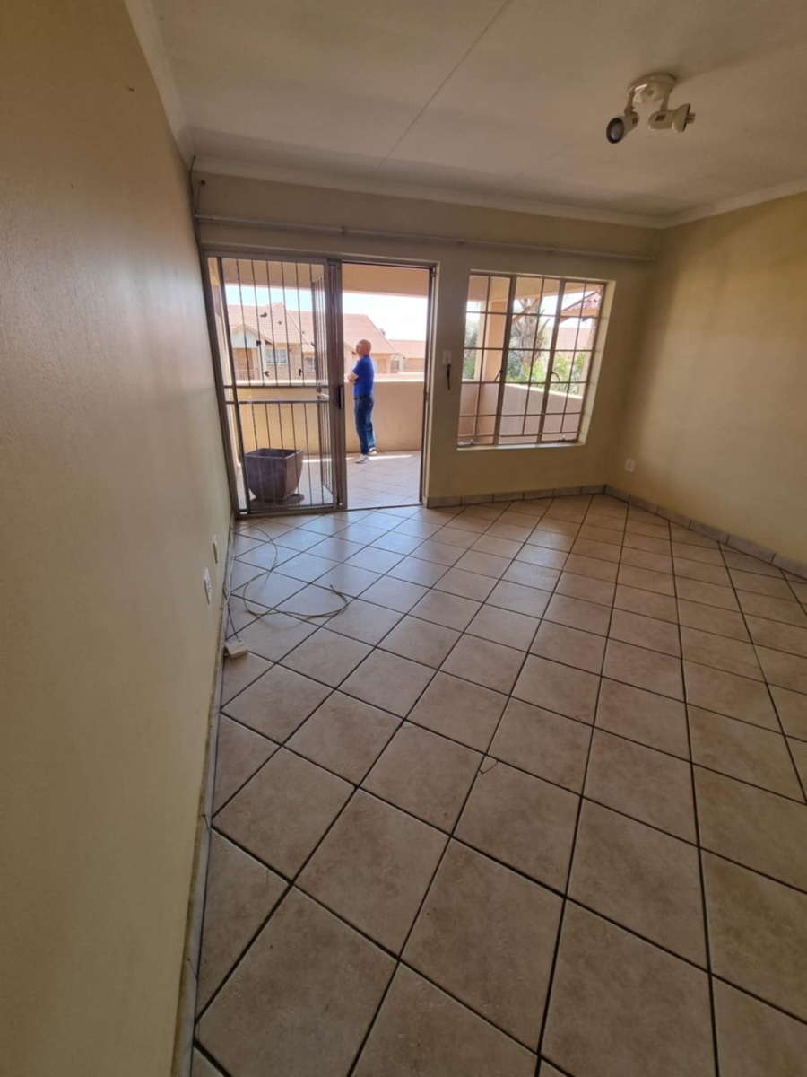 2 Bedroom Property for Sale in Rooihuiskraal North Gauteng