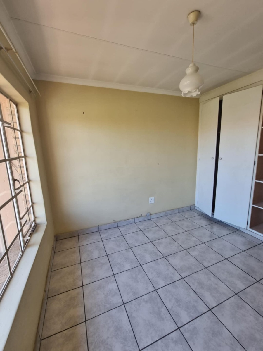 2 Bedroom Property for Sale in Rooihuiskraal North Gauteng