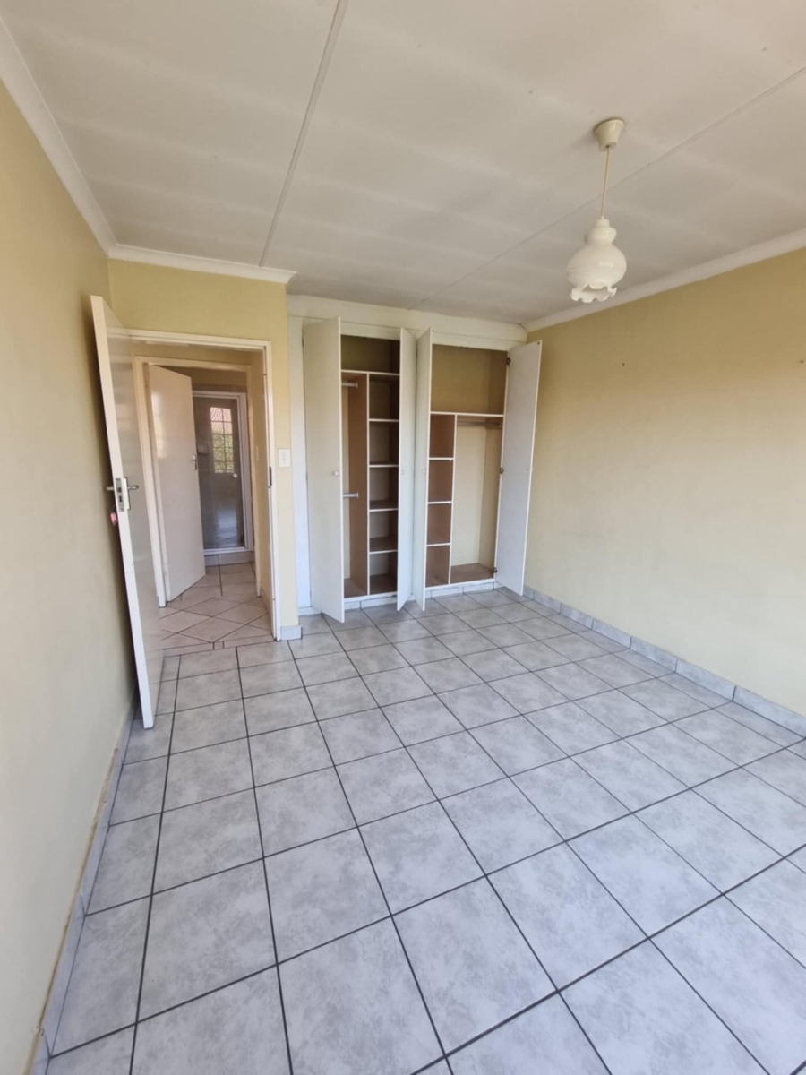 2 Bedroom Property for Sale in Rooihuiskraal North Gauteng