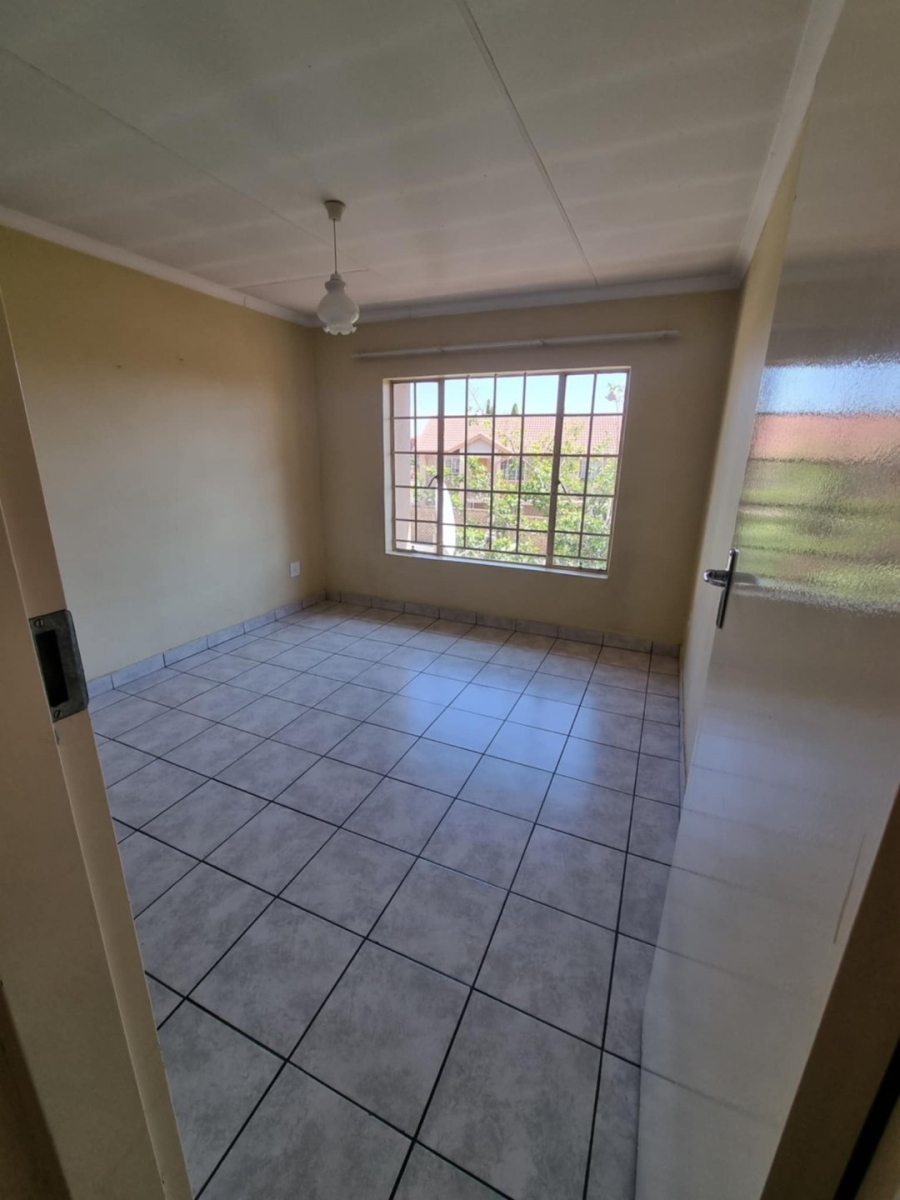 2 Bedroom Property for Sale in Rooihuiskraal North Gauteng