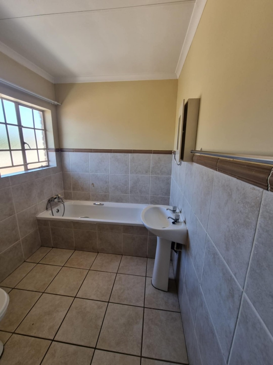 2 Bedroom Property for Sale in Rooihuiskraal North Gauteng