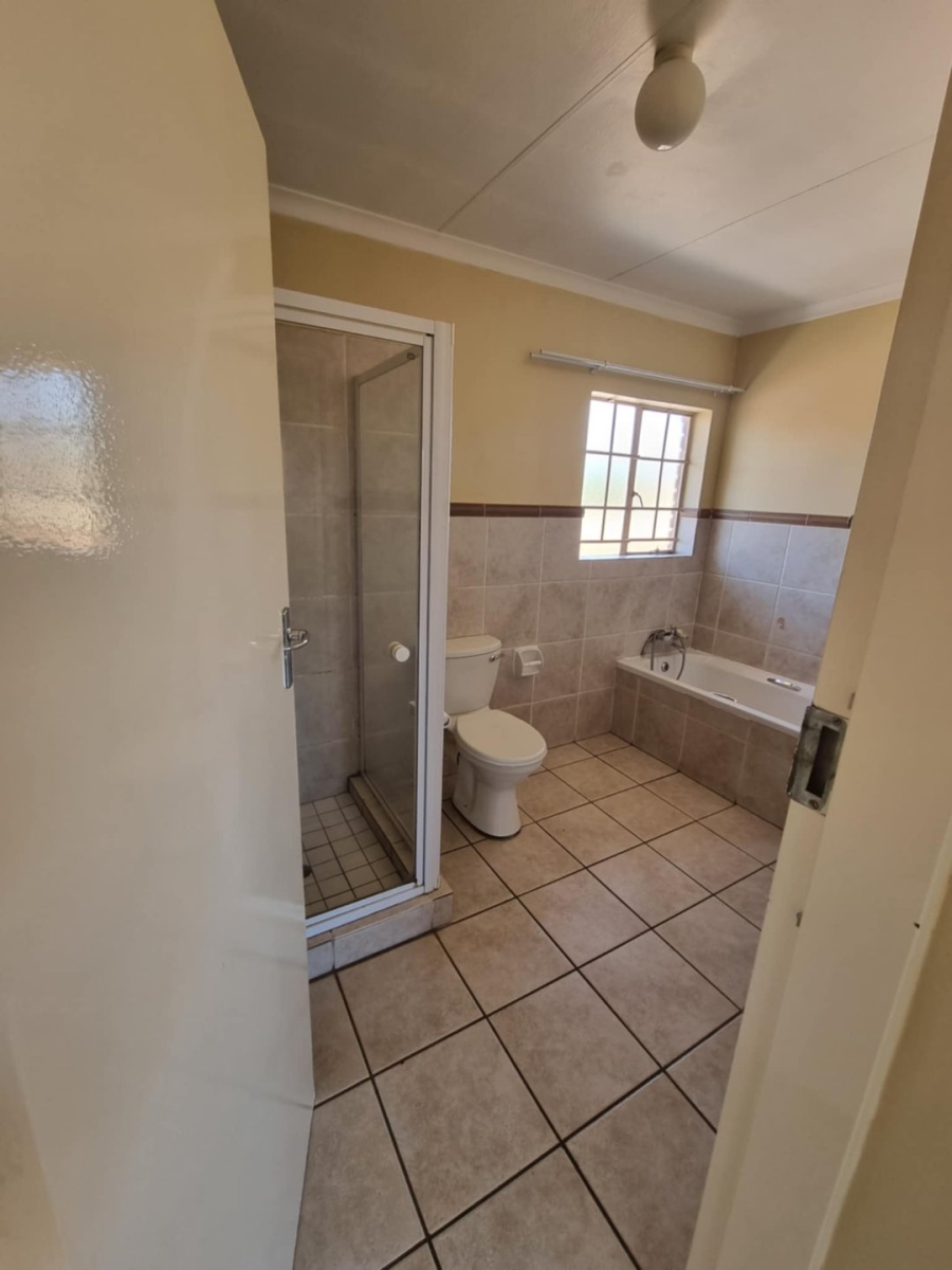 2 Bedroom Property for Sale in Rooihuiskraal North Gauteng