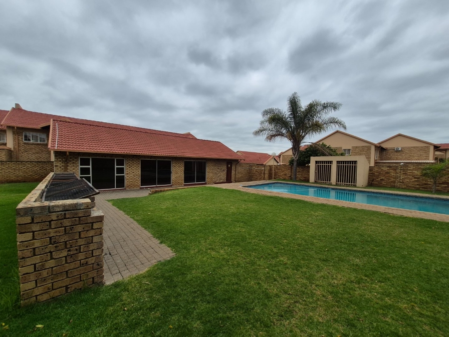 2 Bedroom Property for Sale in Rooihuiskraal North Gauteng