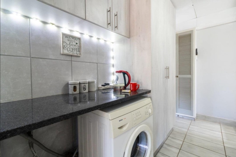 To Let 1 Bedroom Property for Rent in Mondeor Gauteng