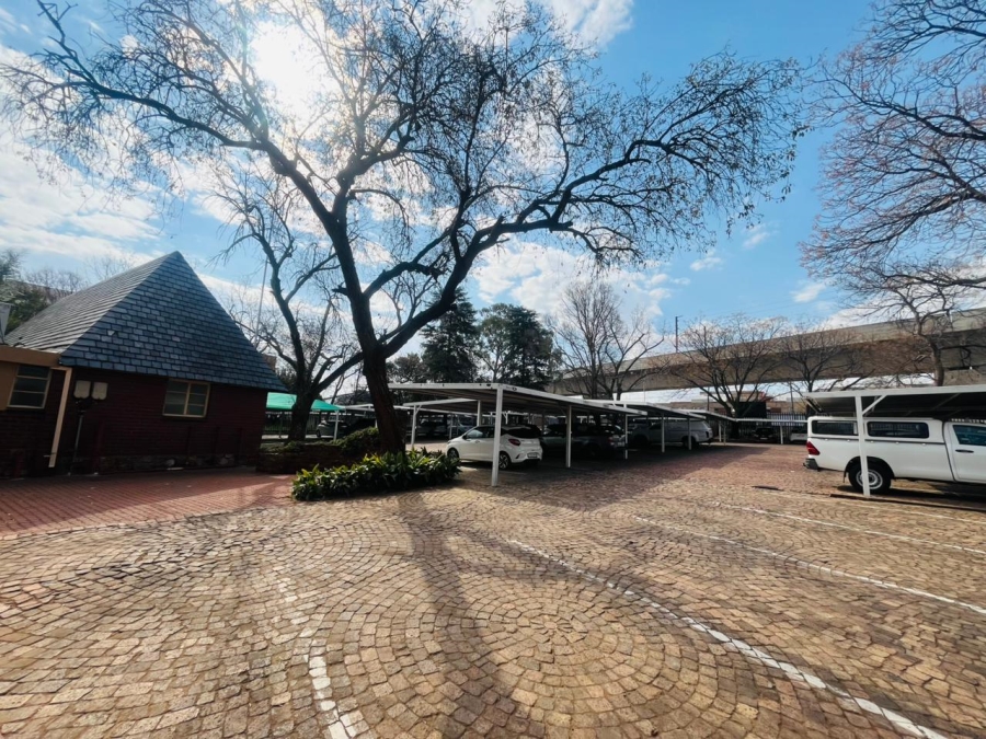  Bedroom Property for Sale in Die Hoewes Gauteng
