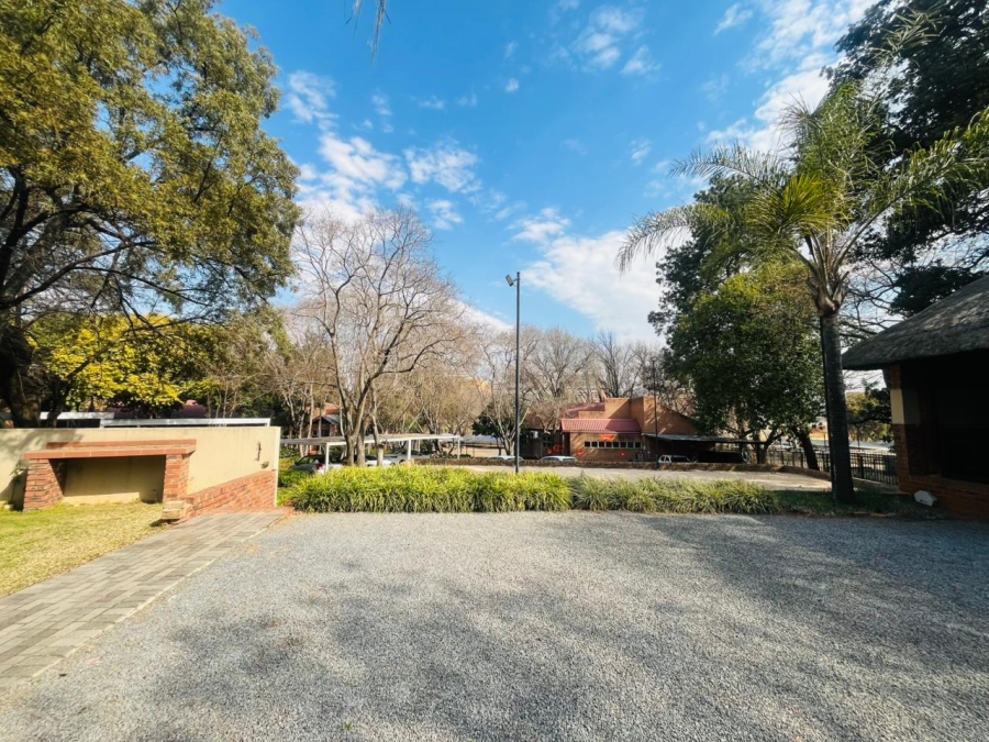  Bedroom Property for Sale in Die Hoewes Gauteng
