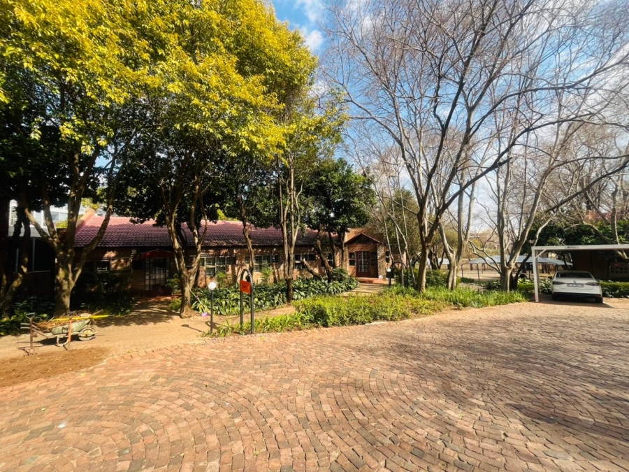  Bedroom Property for Sale in Die Hoewes Gauteng