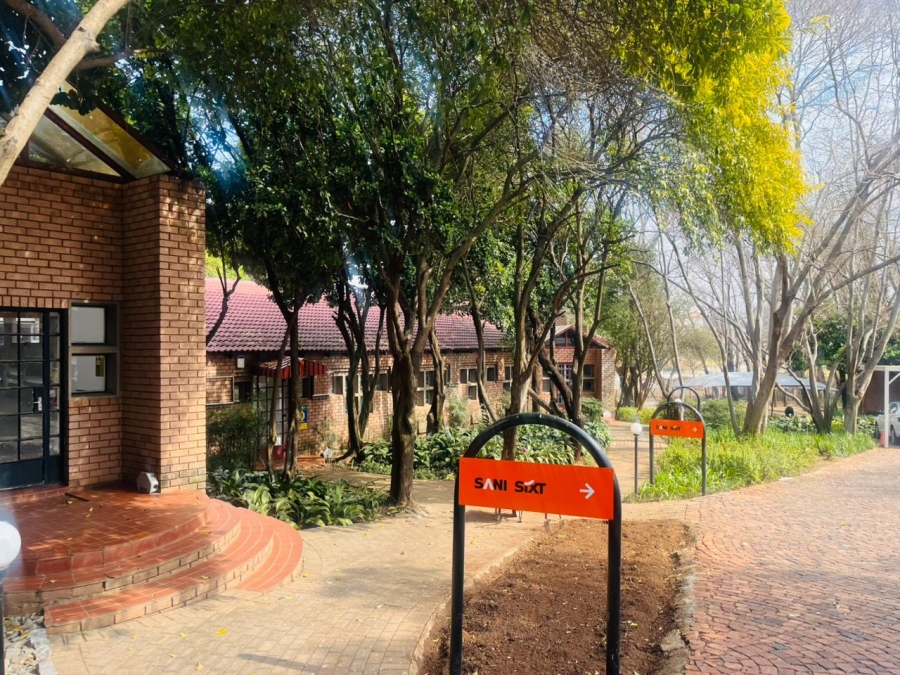  Bedroom Property for Sale in Die Hoewes Gauteng