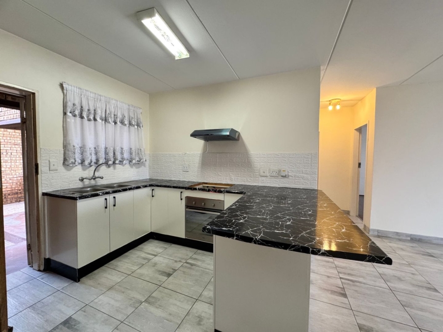 To Let 2 Bedroom Property for Rent in Noordwyk Gauteng