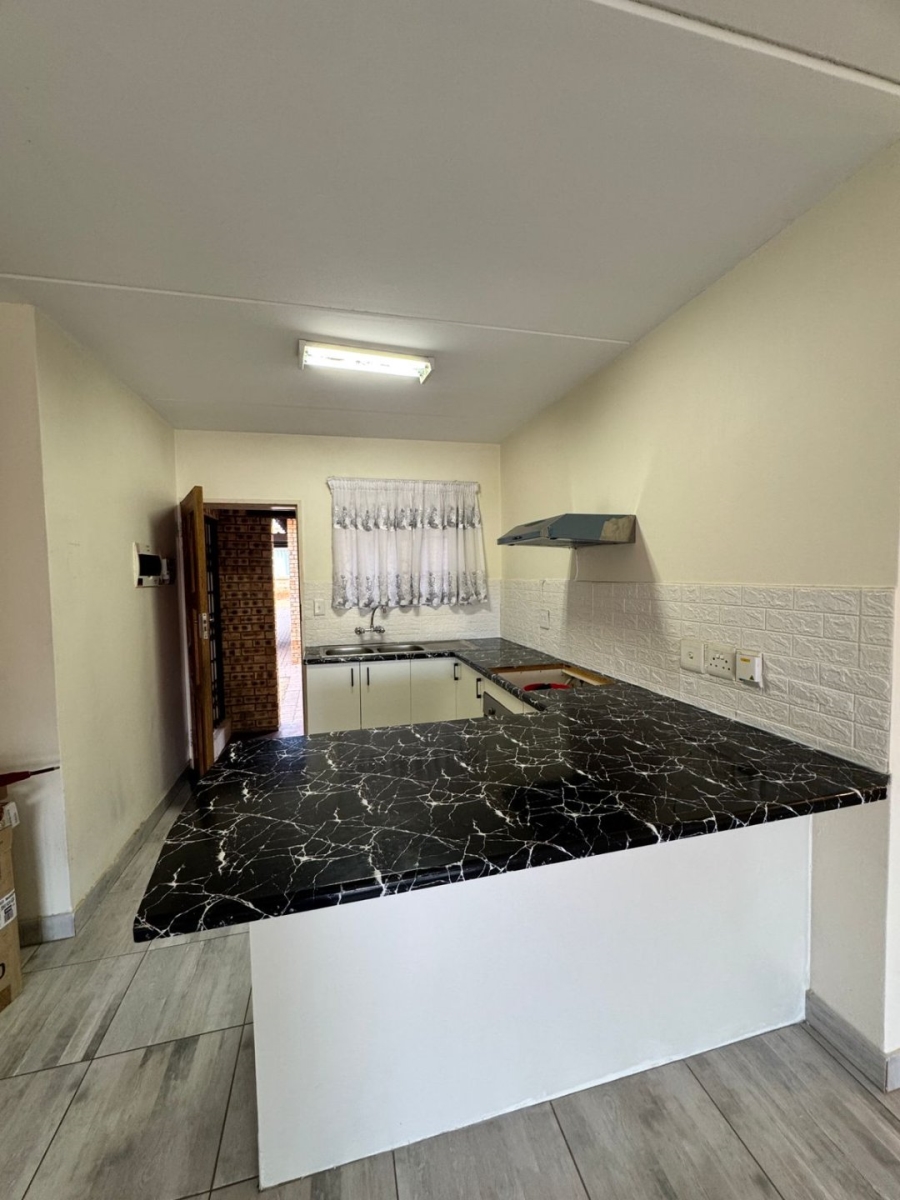 To Let 2 Bedroom Property for Rent in Noordwyk Gauteng