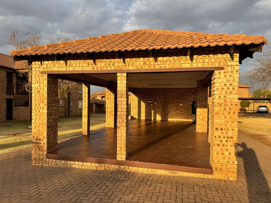 To Let 2 Bedroom Property for Rent in Noordwyk Gauteng