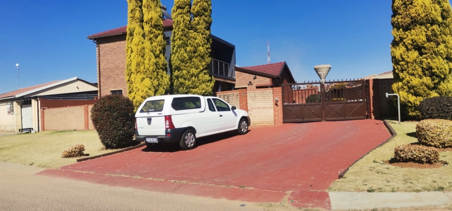 4 Bedroom Property for Sale in Commercia Gauteng