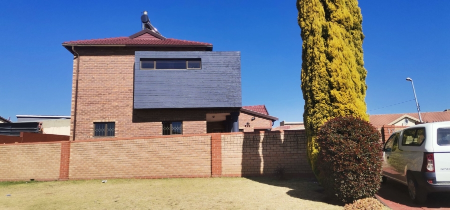4 Bedroom Property for Sale in Commercia Gauteng