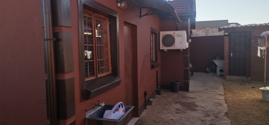 4 Bedroom Property for Sale in Commercia Gauteng