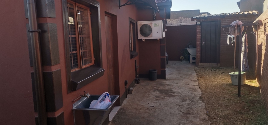 4 Bedroom Property for Sale in Commercia Gauteng