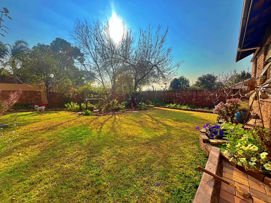 6 Bedroom Property for Sale in Eldoraigne Gauteng