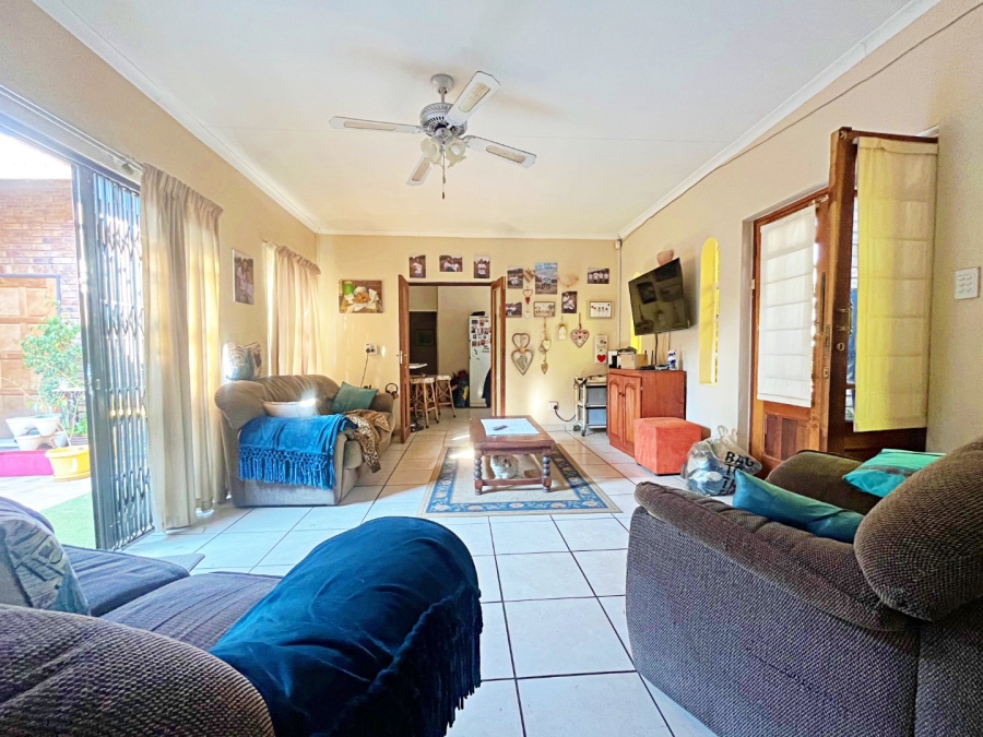 6 Bedroom Property for Sale in Eldoraigne Gauteng