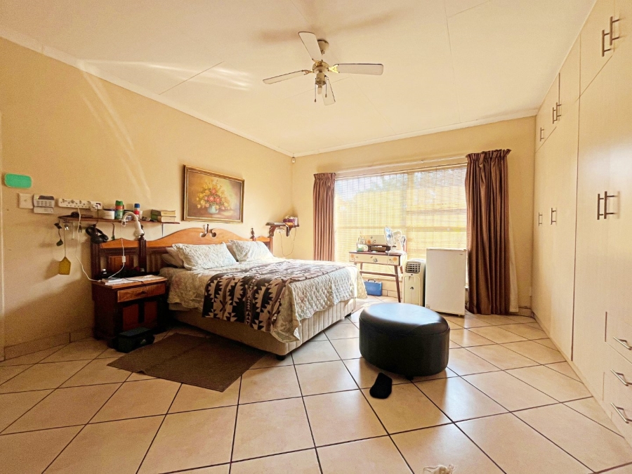 6 Bedroom Property for Sale in Eldoraigne Gauteng