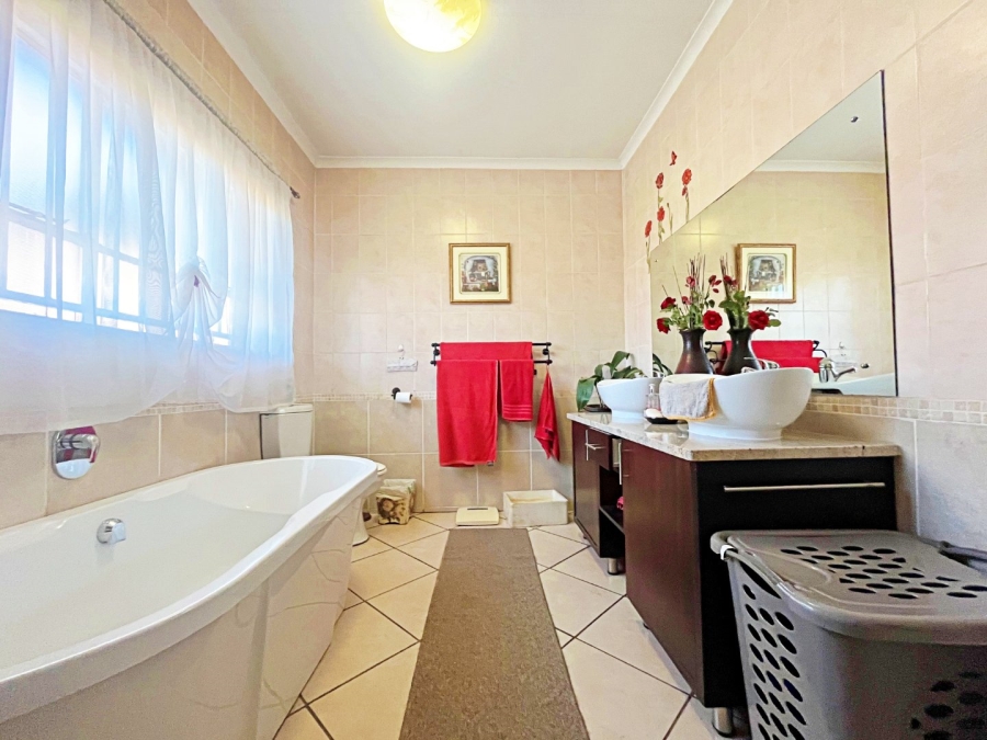 6 Bedroom Property for Sale in Eldoraigne Gauteng