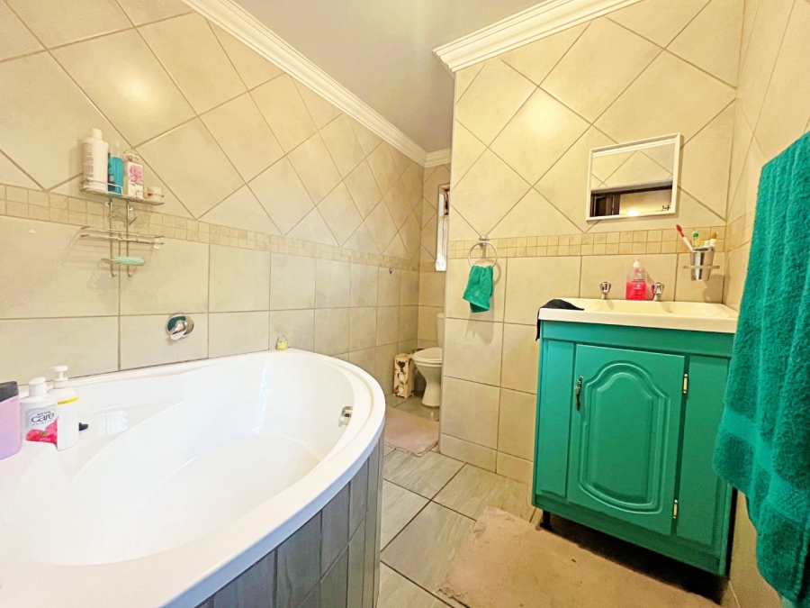6 Bedroom Property for Sale in Eldoraigne Gauteng