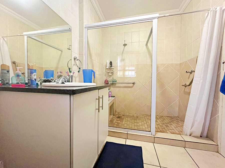 6 Bedroom Property for Sale in Eldoraigne Gauteng